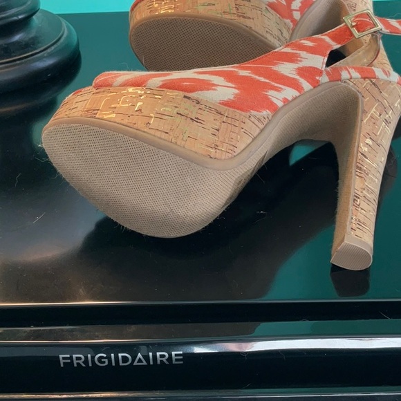 EUC Size 7 Orange animal print tiger platforms.  Shoedazzle. Cork - Picture 6 of 10